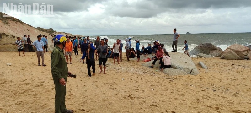 Hà Tĩnh: Kịp thời đưa ba ngư dân gặp nạn vào bờ an toàn