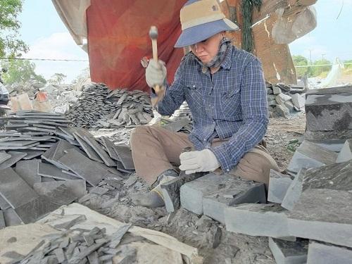 An Giang: Những phụ nữ làm nghề chẻ đá ở Cô Tô