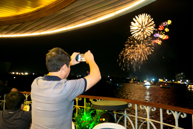 Hàng ngàn khách huỷ tiệc tất niên trên sông Sài Gòn