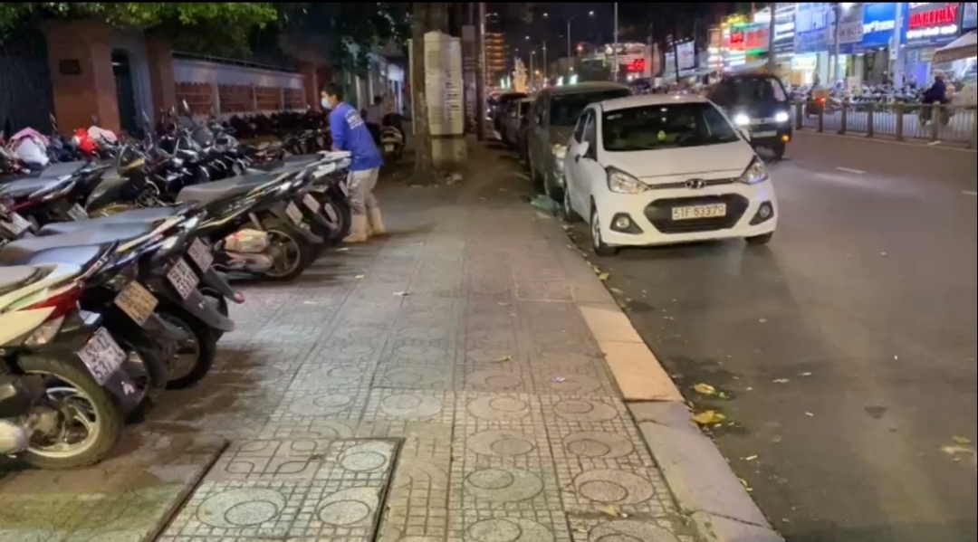Quận 10, TP.Hồ Chí Minh: Thu phí giá cao trên lòng lề đường công cộng?