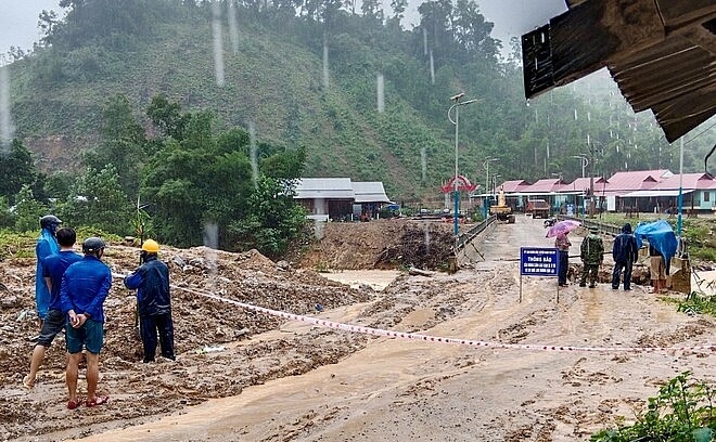 Quảng Nam sơ tán 5.000 hộ dân do mưa lớn gây sạt lở