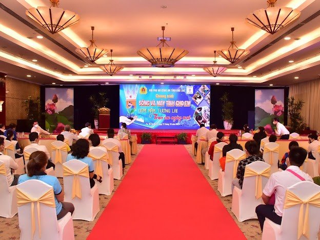 Hội Phụ nữ Công an tỉnh Đắk Lắk tổ chức Chương trình “Sóng và Máy Tính Cho Em”