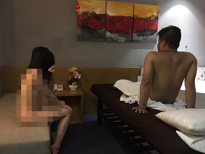 4 cô gái khỏa thân phục vụ massage khách ở khu phố Tây