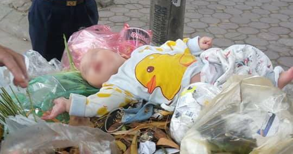 Bé trai 8 tháng tuổi bị “bỏ quên” trên xe rác