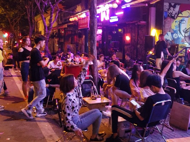 Các beer club tràn ra đường Phạm Văn Đồng