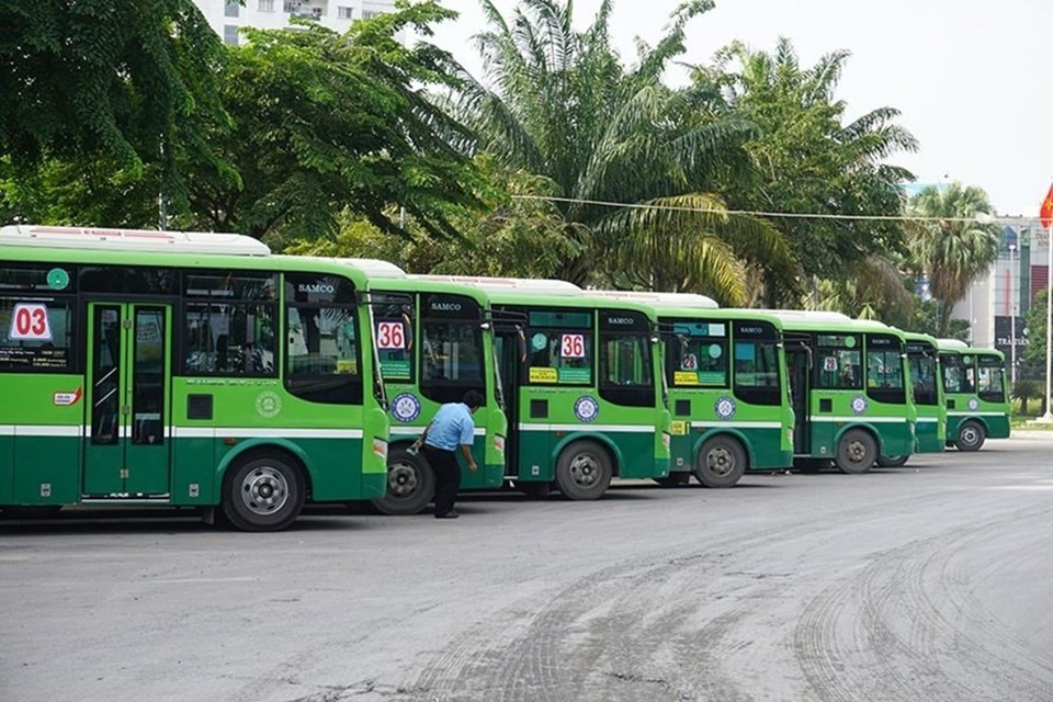 Hàng loạt tuyến buýt bị cắt giảm xe và chuyến