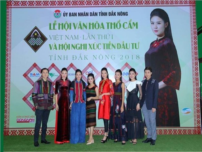 Hoa hậu Ngọc Hân, H’Hen Niê tham dự lễ hội VH thổ cẩm