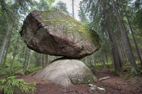 Hòn đá chênh vênh nhưng đẩy mãi không đổ ở Phần Lan