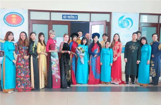 Ngắm sinh viên nước ngoài duyên dáng trong tà áo dài Việt Nam