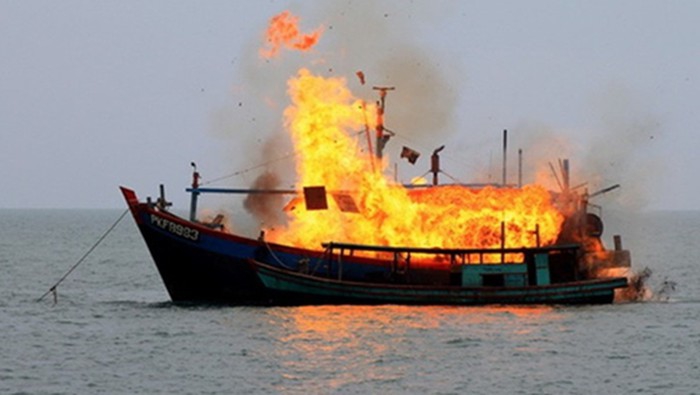 Tàu cá tại Lý Sơn phát nổ, 14 người thương vong
