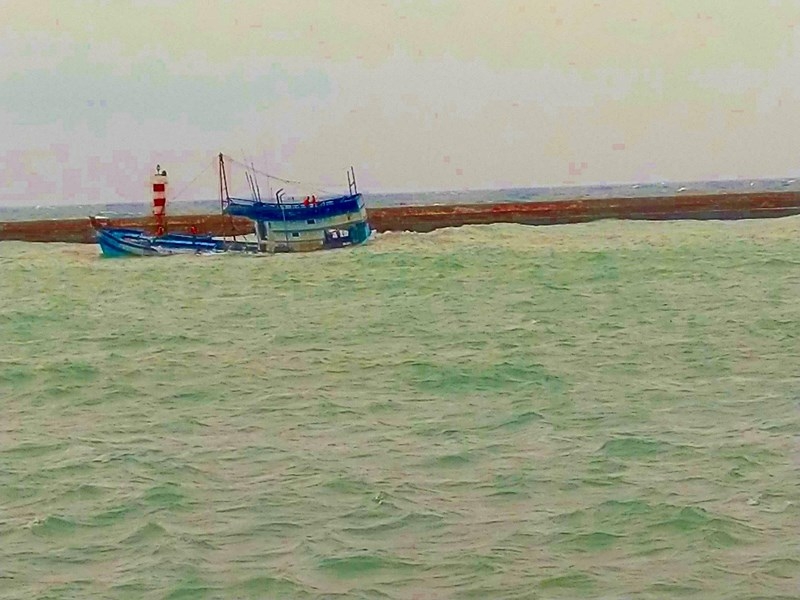 Tàu chở 71 tấn dầu đang chìm gần đảo Phú Quý