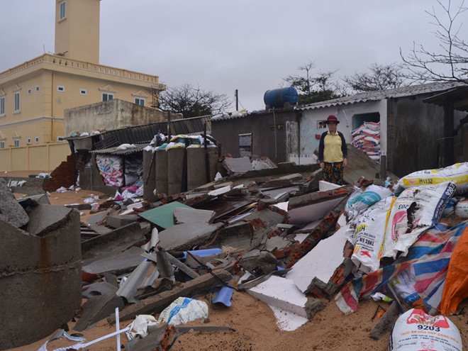 Triều cường, sóng lớn đánh sập nhiều căn nhà ở Phú Yên