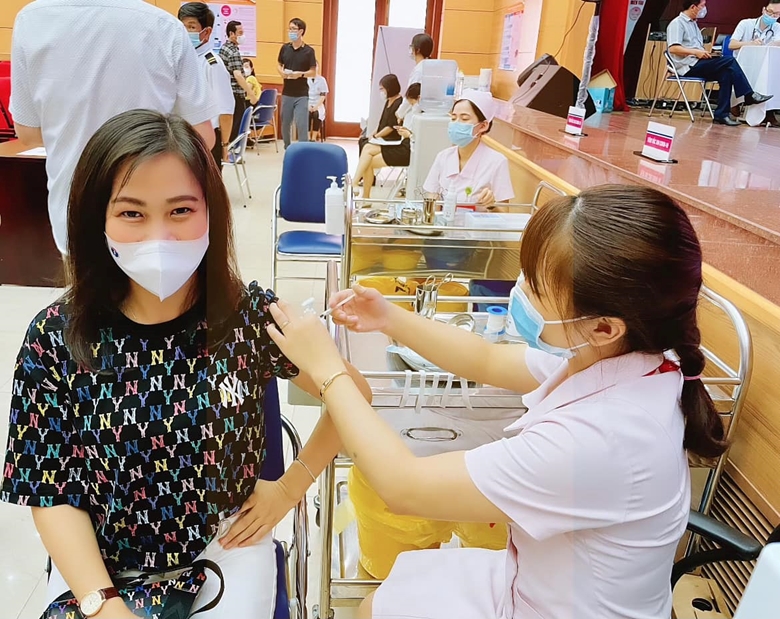 Yêu cầu TP Hồ Chí Minh và 9 địa phương đẩy nhanh tiêm vắc xin COVID-19