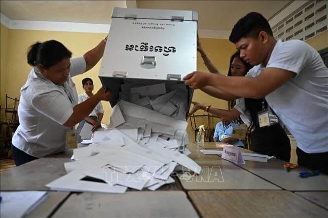 Nhân viên bầu cử Campuchia tiến hành kiểm phiếu tại một điểm bầu cử Quốc hội ở thủ đô Phnom Penh, ngày 23-7-2023. Ảnh: AFP/TTXVN 