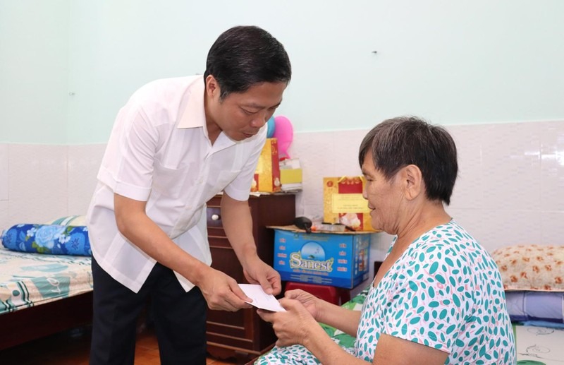 Đồng chí Trần Tuấn Anh thăm và tặng quà Trung tâm điều dưỡng người có công tỉnh Quảng Ngãi