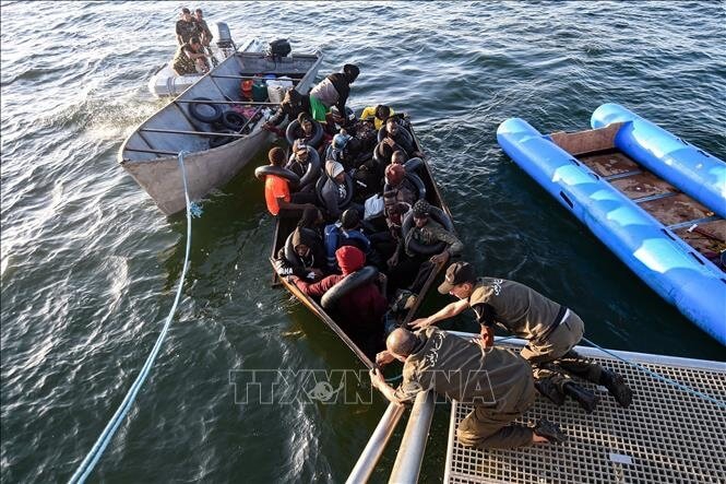 Chìm thuyền ngoài khơi Tunisia, ít nhất 10 người mất tích