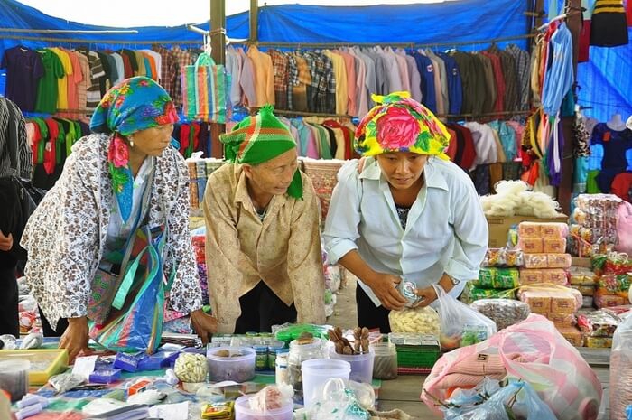 Lên chợ phiên là lên với một vùng văn hóa đặc sắc của người dân rẻo cao biên giới. Chợ phiên Nậm Cắn quy tụ đồng bào các dân tộc: Mông, Thái, Khơ Mú...