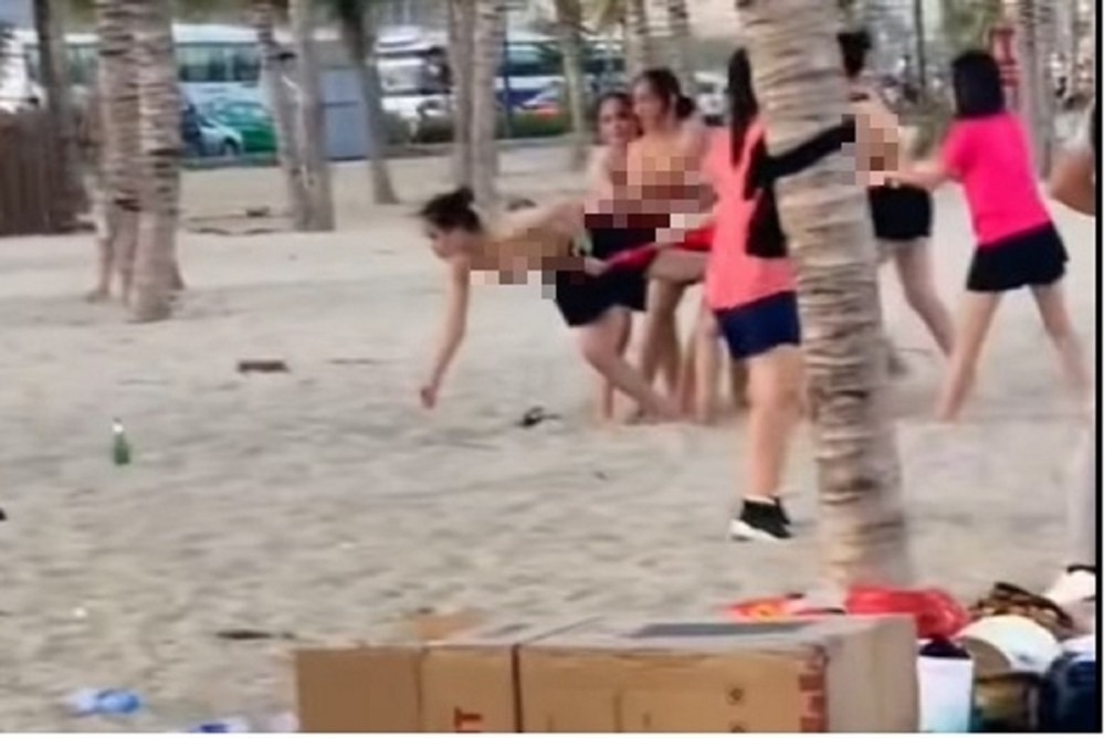 Quảng Ninh: Xác minh clip nhóm nữ du khách "cởi đồ" chơi team building trên bãi biển