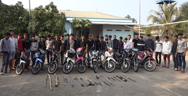 Cảnh sát ngăn chặn 33 thanh niên mang súng, dao tự chế đi hỗn chiến ở Đồng Tháp