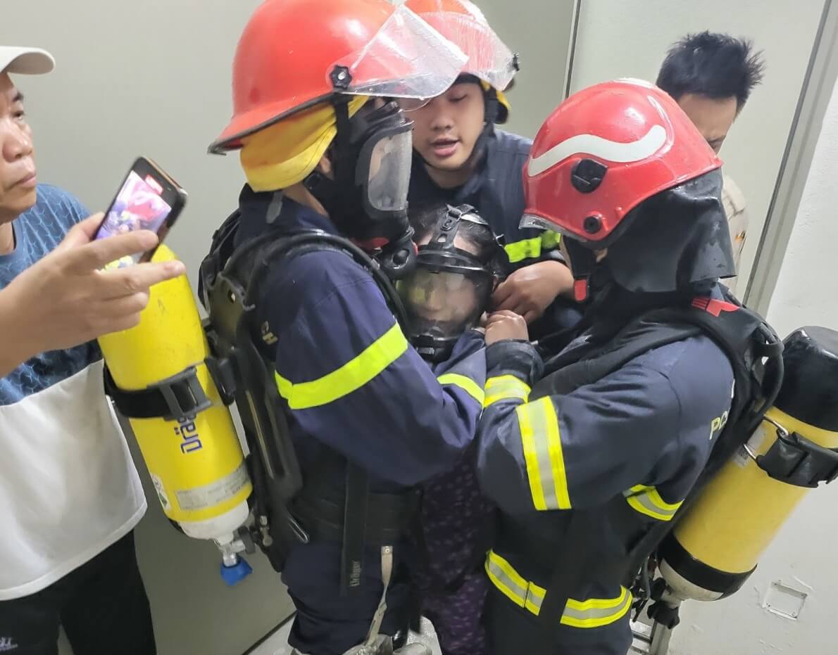 Hà Nội: Đưa 2 nạn nhân thoát khỏi đám cháy tại chung cư Victoria Văn Phú