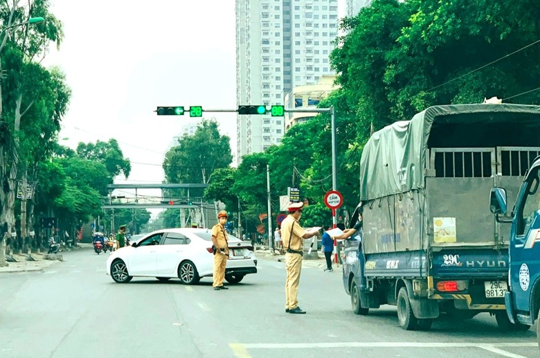 Chủ tịch TP Hà Nội cấm cán bộ, công chức can thiệp xử lý vi phạm giao thông