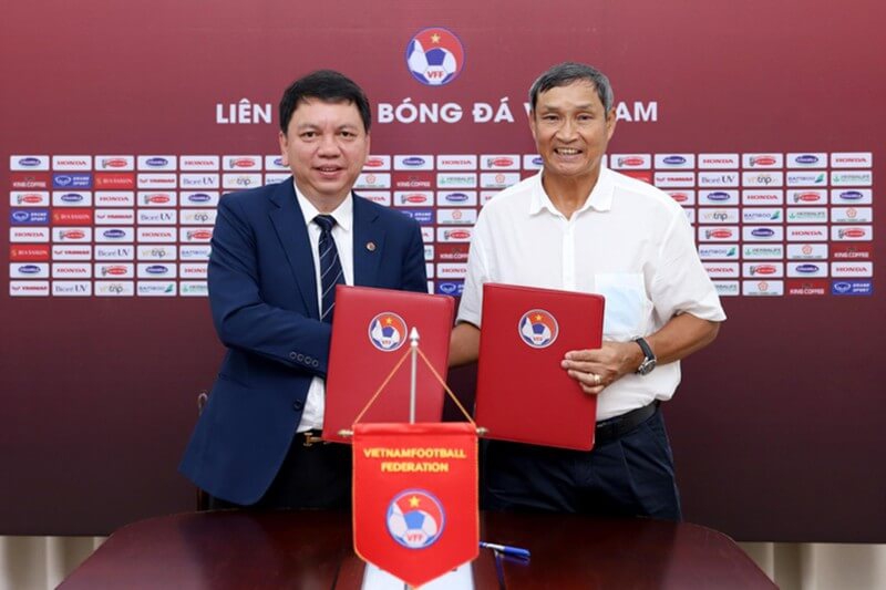 VFF gia hạn hợp đồng với HLV Mai Đức Chung