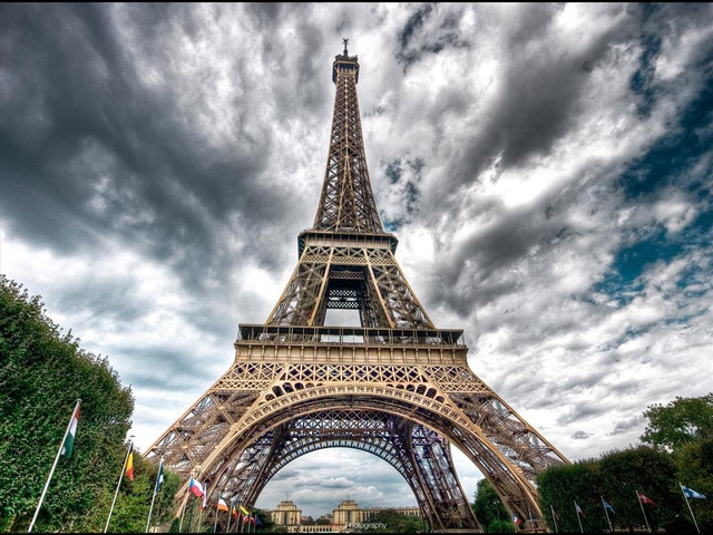 Tại sao không được chụp ảnh tháp Eiffel vào buổi tối?
