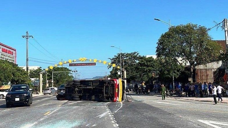 Hà Tĩnh: 12 người bị thương khi xe buýt bị lật ngang đường