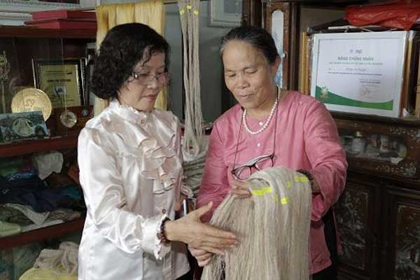 Nghệ nhân ưu tú Phan Thị Thuận: Chuyện làng nghề từ tơ tằm đến lụa tơ sen