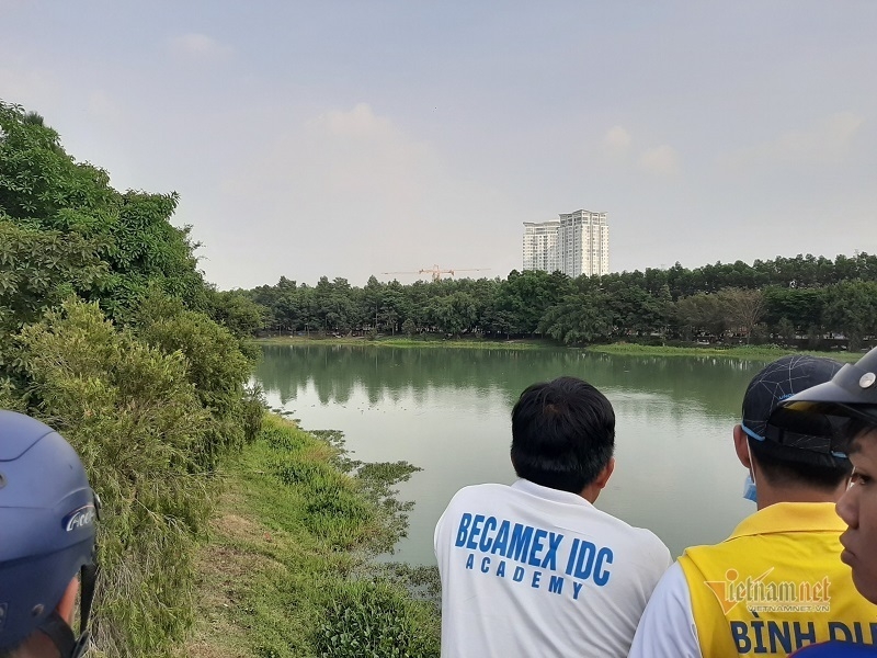Bình Dương: Ăn nhậu trong công viên, 2 thanh niên tử nạn dưới hồ