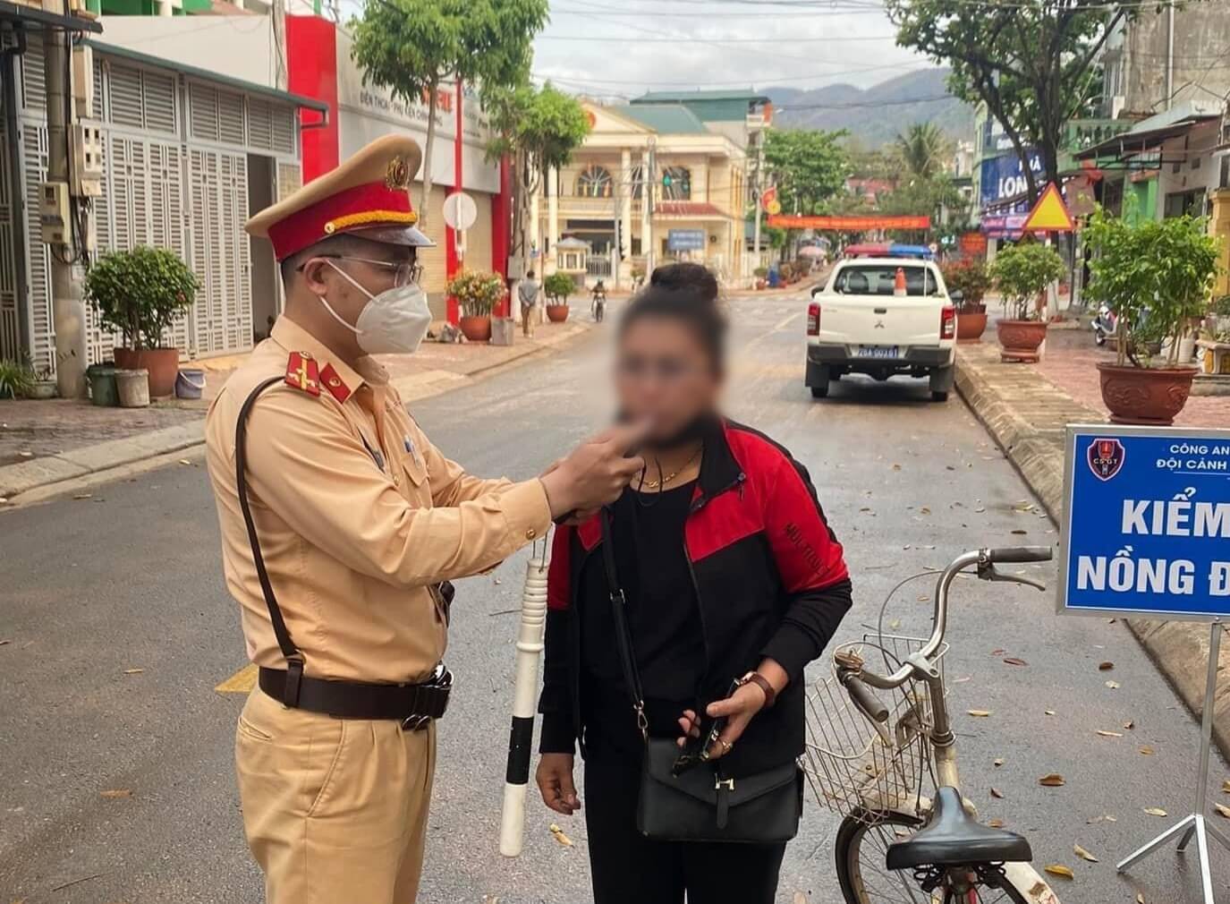 Đi xe đạp vi phạm nồng độ cồn, người phụ nữ ở Sơn La bị xử phạt