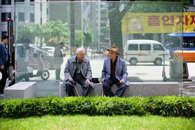 Người cao tuổi tại Seoul, Hàn Quốc. Ảnh: AFP/TTXVN