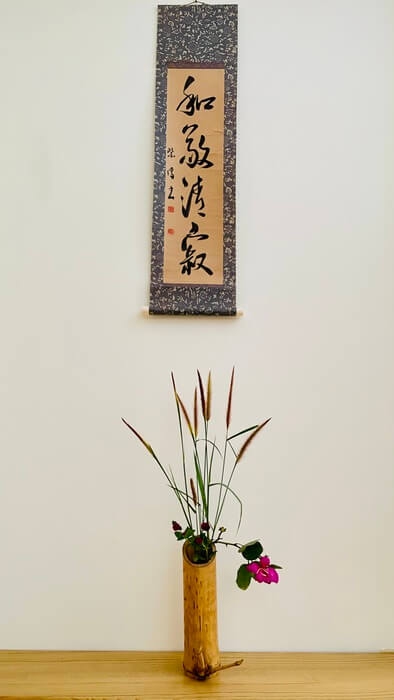 Bức trướng Hoà Kính Thanh Tịch được treo ở góc trang trí Tokonoma trong phòng trà