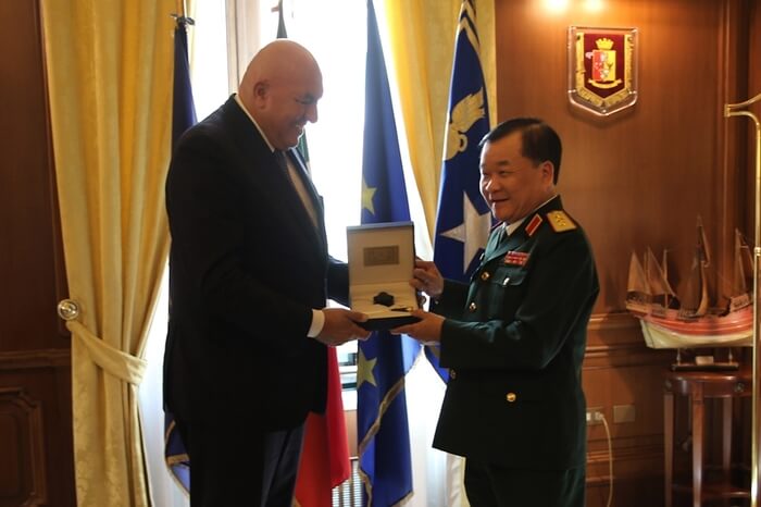 Bộ trưởng Quốc phòng Italy Guido Crosetto trao quà lưu niệm tặng Thượng tướng Hoàng Xuân Chiến